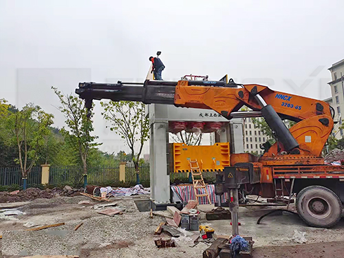 4000噸液壓機(jī)在安裝過(guò)程中吊機(jī)在工作 4000噸液壓機(jī)在安裝過(guò)程中吊機(jī)在工作